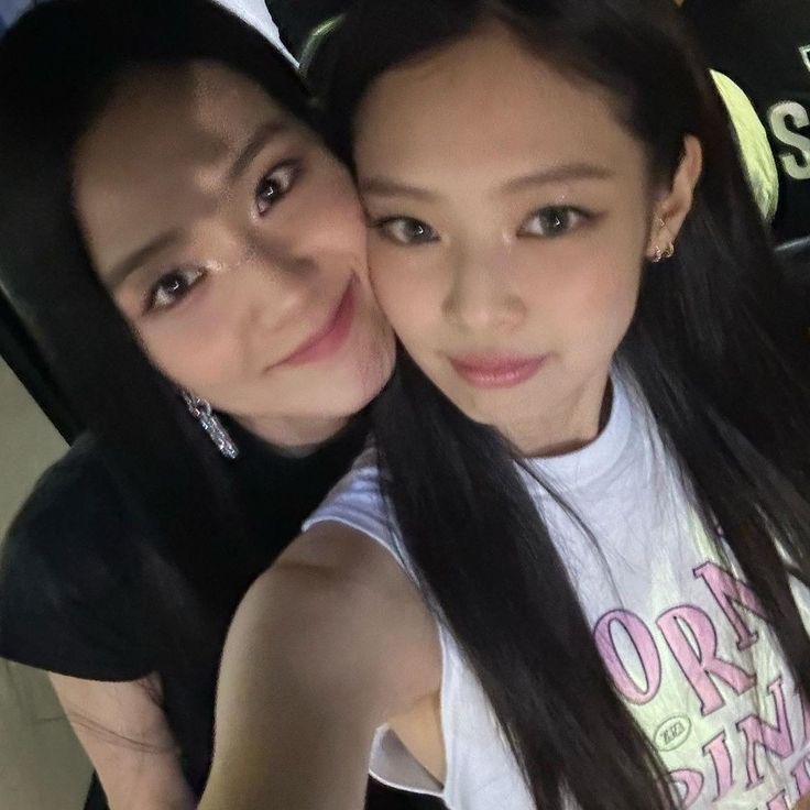 [잡담] 제니 지수 투샷에서 누가 더 눈에 들어와??? | 인스티즈