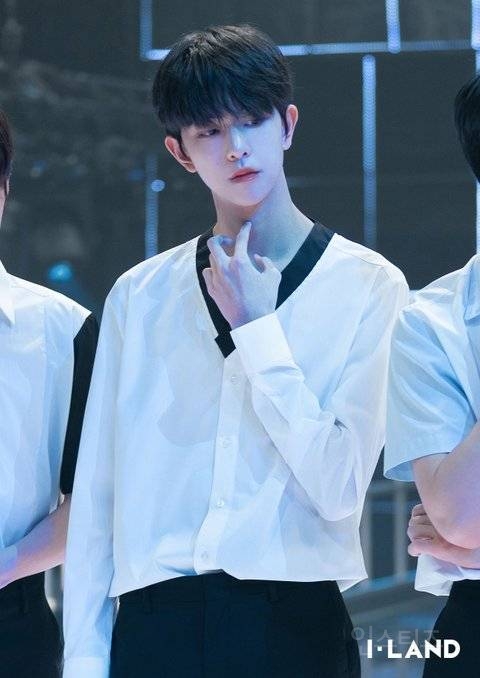 아이랜드에서 잘생김을 맡았던 참가자 근황 사진.jpg | 인스티즈