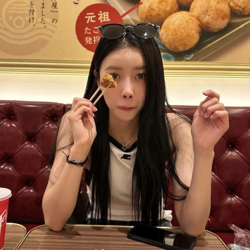 [잡담] 미주 이 목걸이 진짜 좋아하고 애착템인가봄 | 인스티즈