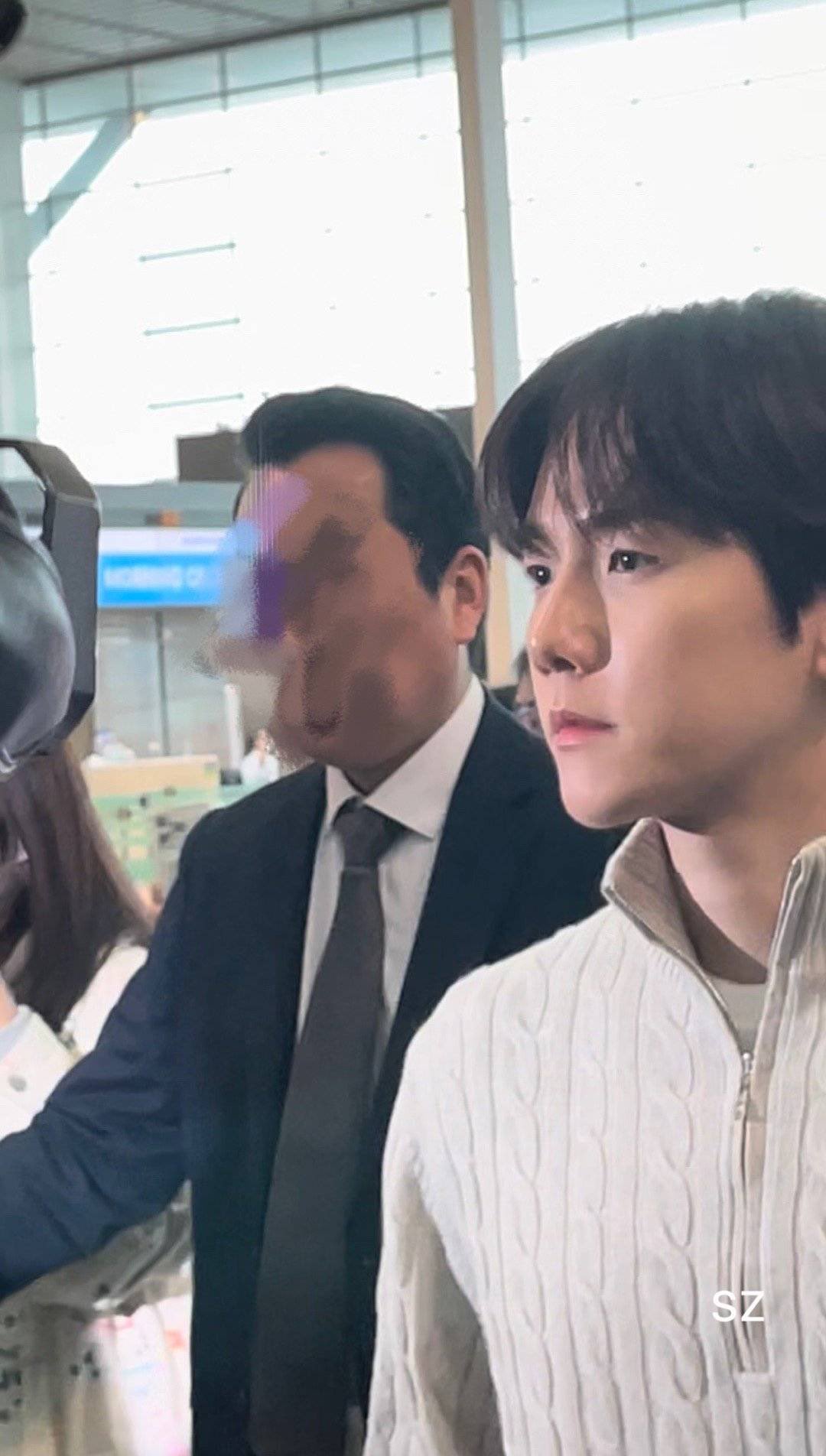 [잡담] 오늘 백현이 공항 폰카짤 다 레전드 같음… | 인스티즈