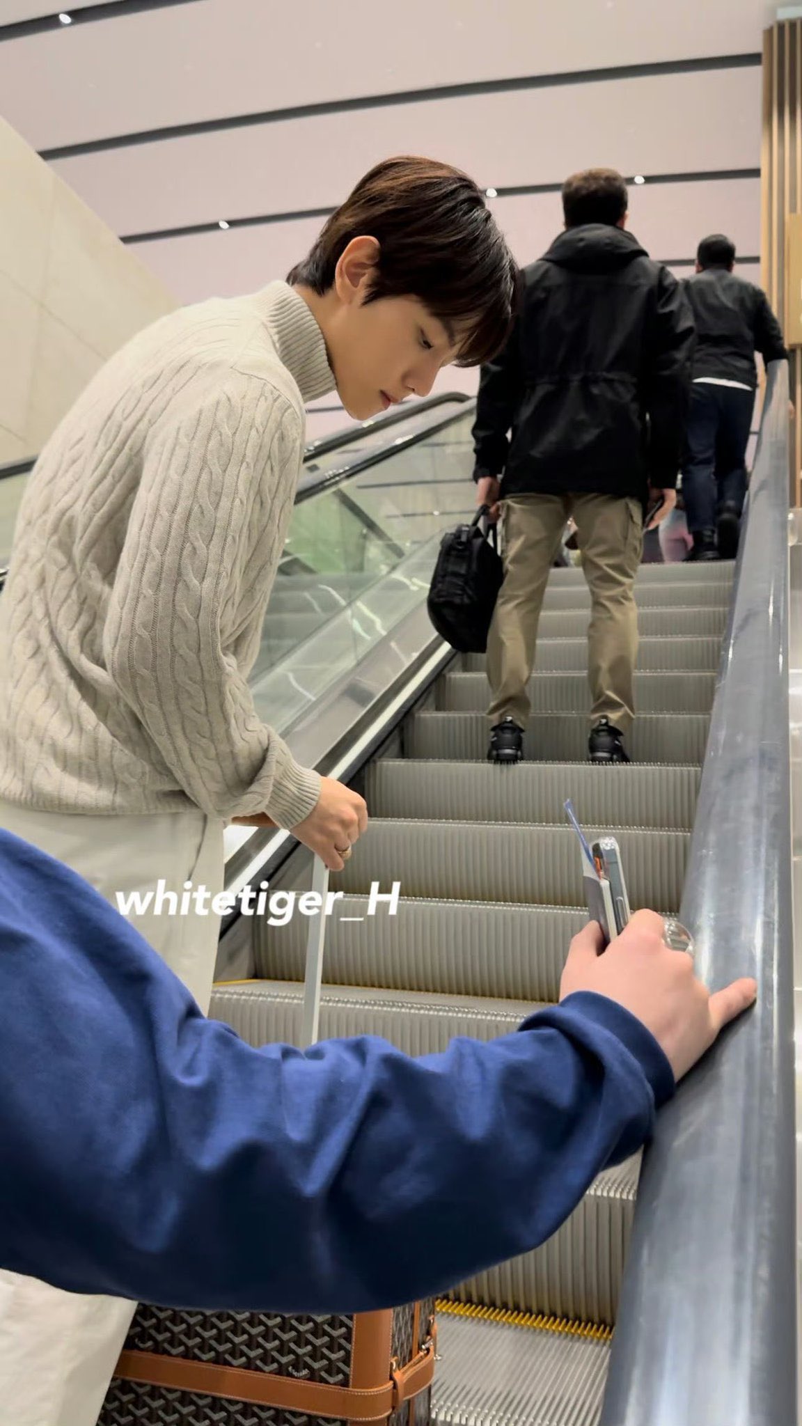 [잡담] 오늘 백현이 공항 폰카짤 다 레전드 같음… | 인스티즈