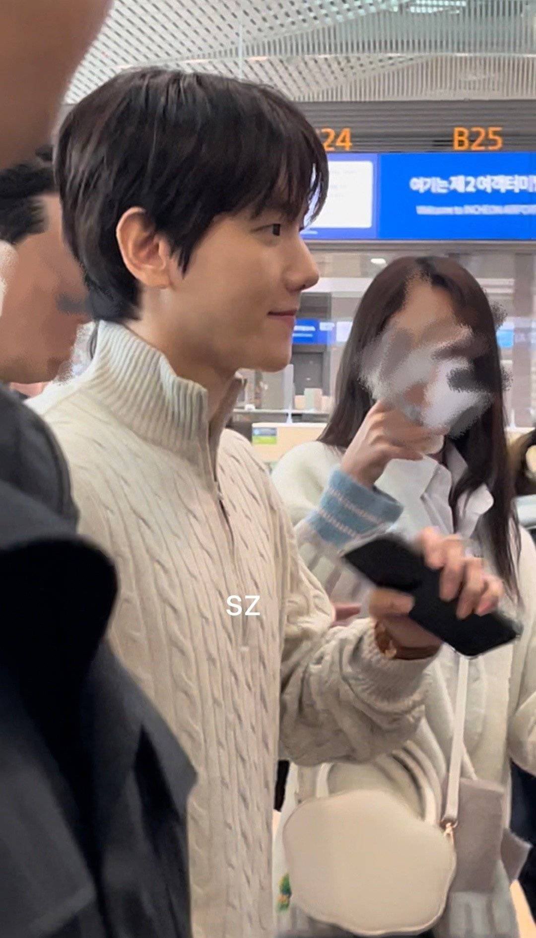 [잡담] 오늘 백현이 공항 폰카짤 다 레전드 같음… | 인스티즈