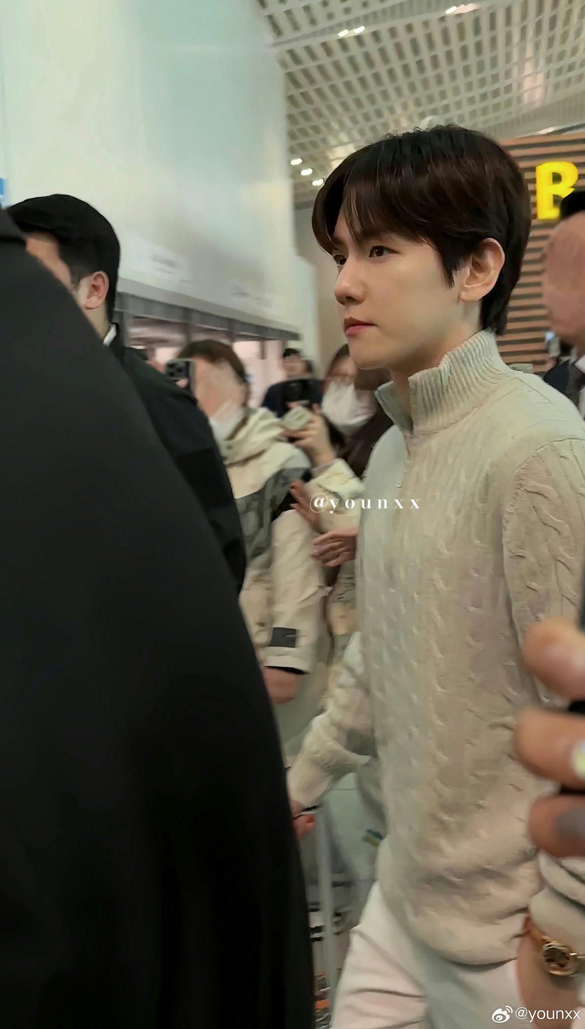 [잡담] 오늘 백현이 공항 폰카짤 다 레전드 같음… | 인스티즈