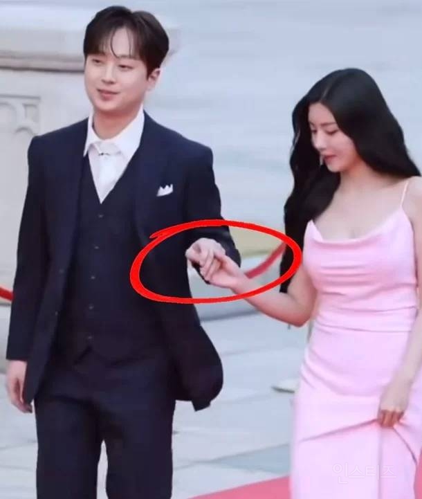 시상식 레드카펫에서 에스코트 손 위치 반대가 되서 화제된 연예인...jpg | 인스티즈