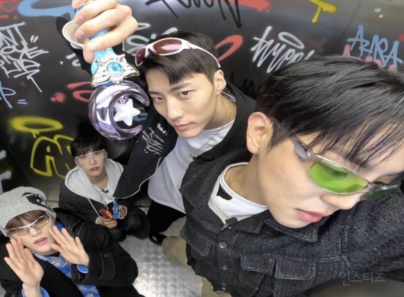 파이널 앞두고 단체 사진 찍으러 간 빌드업 참가자들.jpg | 인스티즈
