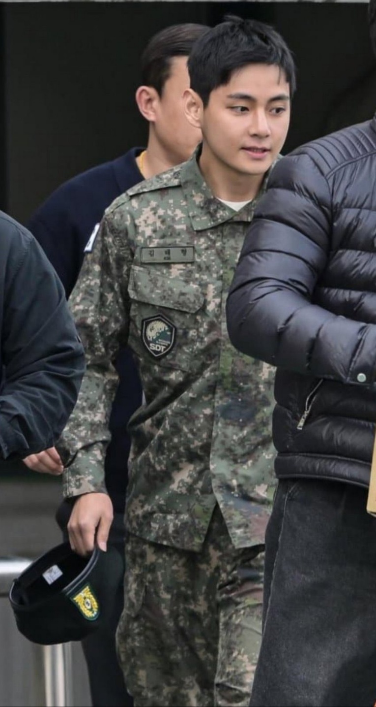 [잡담] 뷔 전신짤 뜬 거 대박이다 | 인스티즈