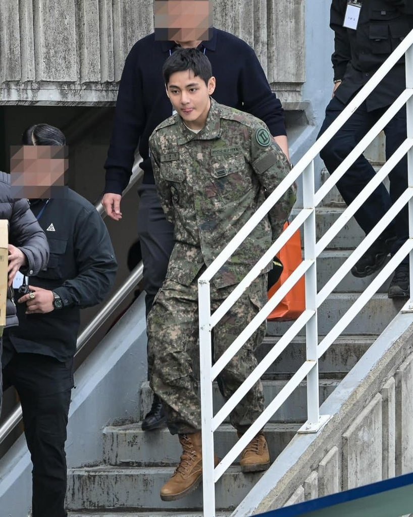 [잡담] 뷔 전신짤 뜬 거 대박이다 | 인스티즈