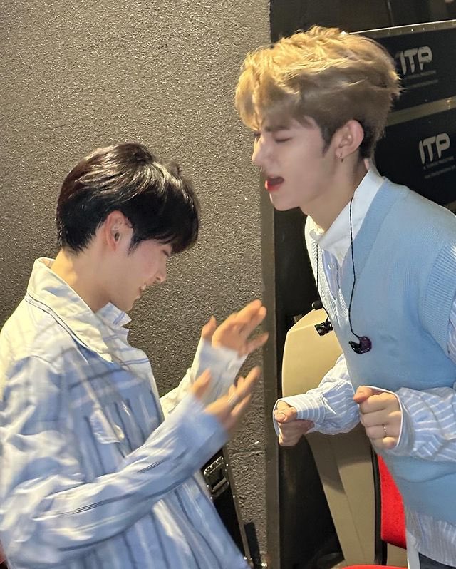 [잡담] 장하오 성한빈 백스테이지에서 이러고있는거 왜케웃곀ㅋㅋ | 인스티즈