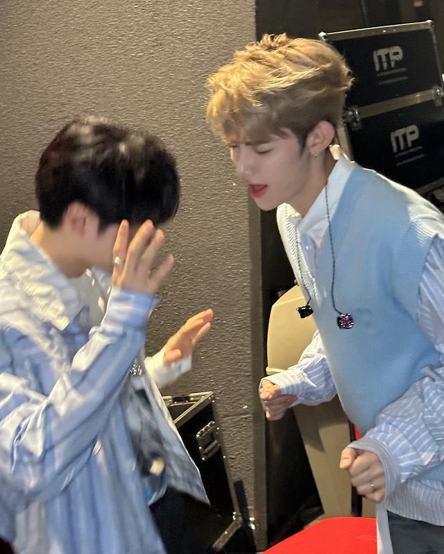 [잡담] 장하오 성한빈 백스테이지에서 이러고있는거 왜케웃곀ㅋㅋ | 인스티즈