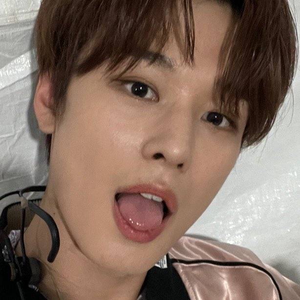 현재 혀클리너 뭐쓰냐고 말나오는 남돌.JPG | 인스티즈