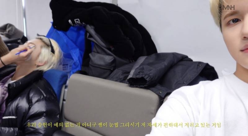 다소 신박한 눈썹 그리는 자세.jpg | 인스티즈