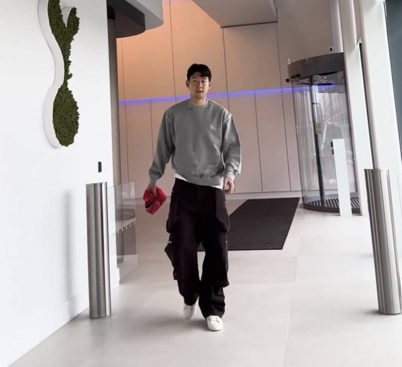 [잡담] 쏘니 지금에서야 국대옷 세탁하러 가지고온거야? 아니면 누굴 줄려고??ㅋㅋㅋ | 인스티즈