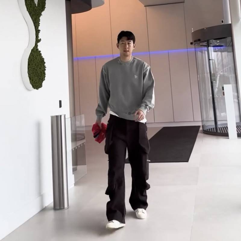 [잡담] 근데 오늘 손흥민 출근룩 예쁘다 | 인스티즈