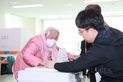 오늘 투표하는 100세 이상 어르신들 | 인스티즈