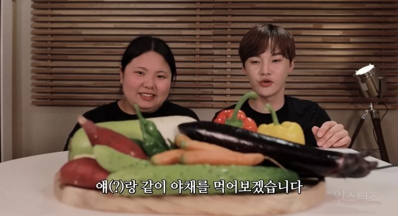별 거 없는데 묘하게 중독성 있는 채소 먹방 ASMR.jpg | 인스티즈