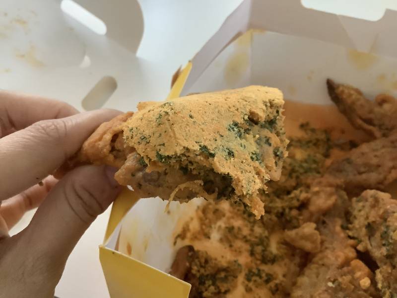 [잡담] 뿌링클 남은거 먹는데 가루 뭉친 거 볼 사람 | 인스티즈