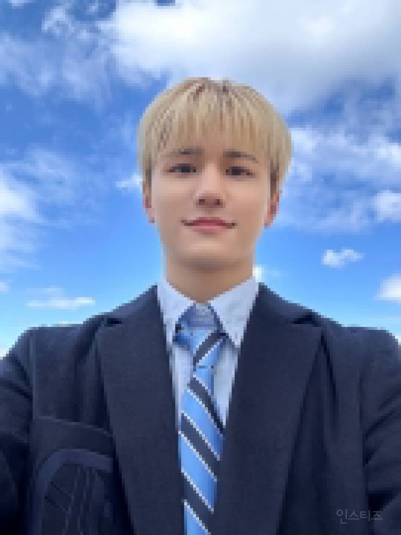 팬들한테 라이브로 수어 강의 해주는 남자 아이돌.jpgif | 인스티즈