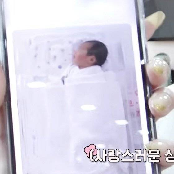 아이돌 이모 쭈~와압! 빨아묵는 아기 조카 실존 | 인스티즈