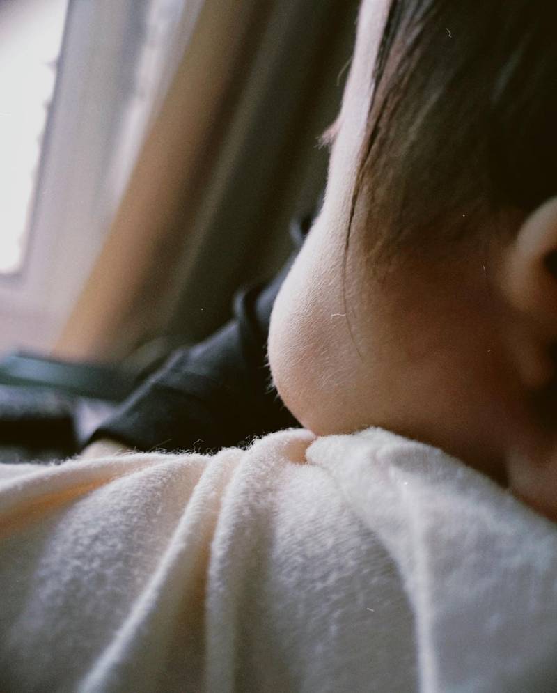 아이돌 이모 쭈~와압! 빨아묵는 아기 조카 실존 | 인스티즈