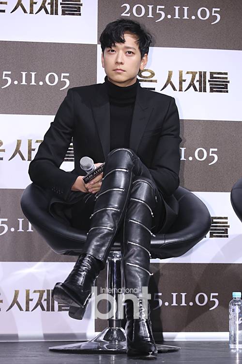 강동원 크롭티+가죽스키니+하이힐.jpg | 인스티즈
