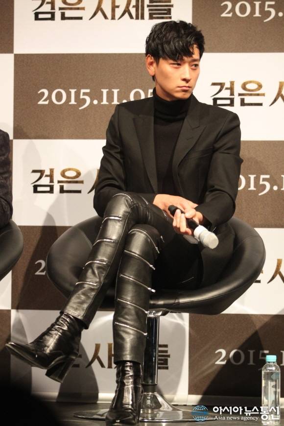강동원 크롭티+가죽스키니+하이힐.jpg | 인스티즈