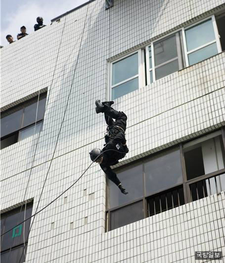 [잡담] 뷔 고소공포증 꽤 심한데 성공한 훈련 | 인스티즈