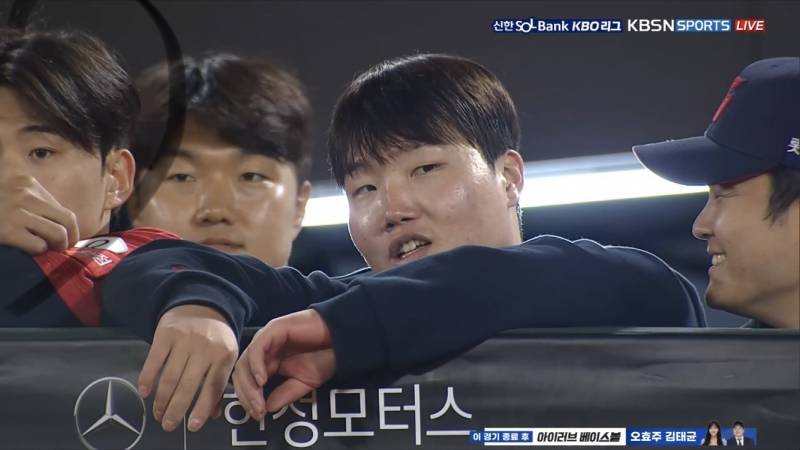 [잡담] 덕아웃에 보근이 왼쪽에 있던 사람 누구야? | 인스티즈