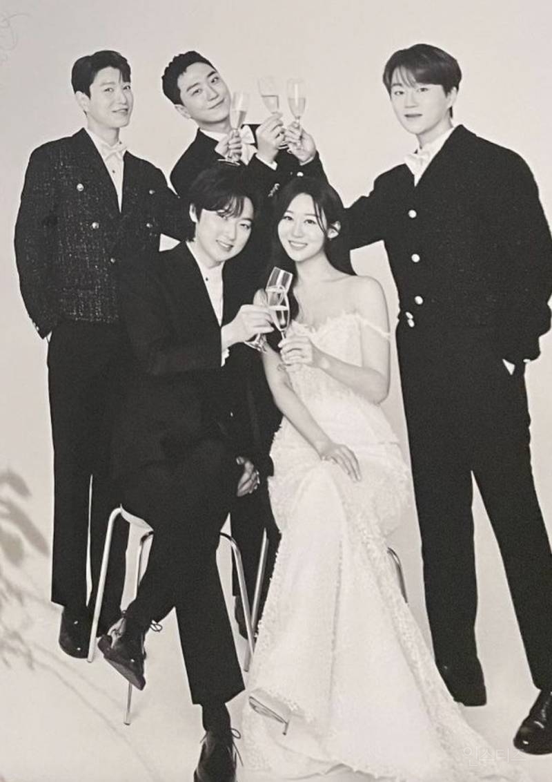 포레스텔라 가족사진에 함께한 연느 .jpg | 인스티즈