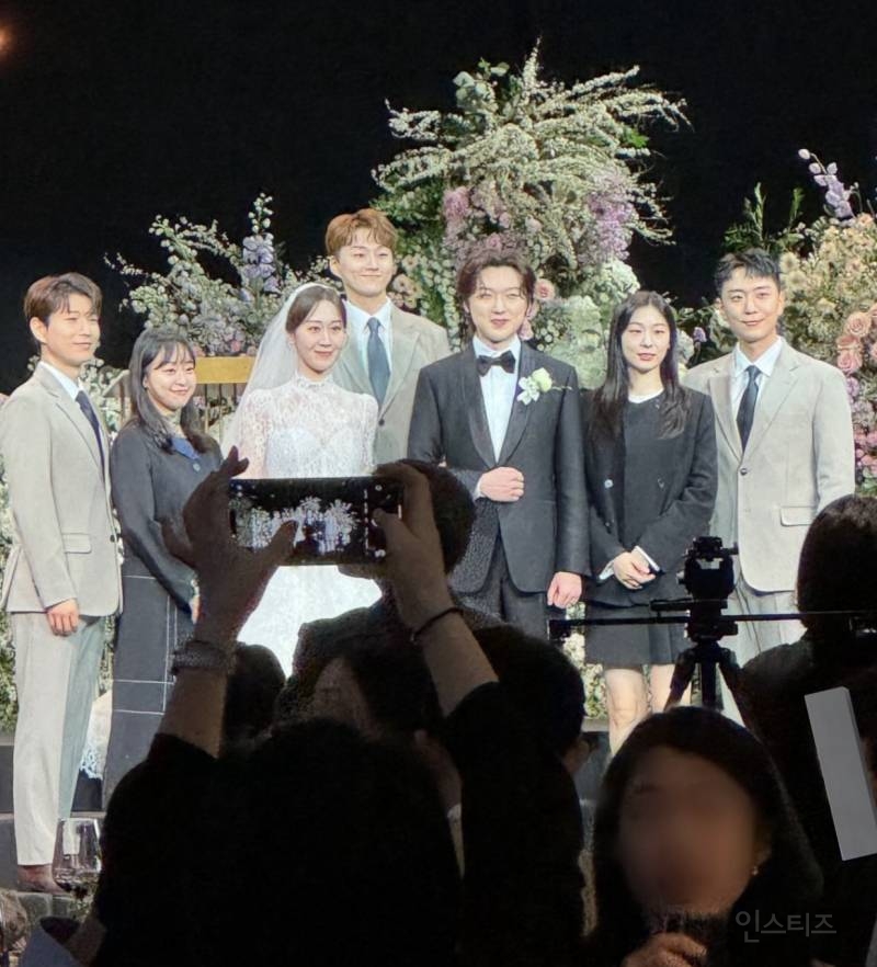 포레스텔라 가족사진에 함께한 연느 .jpg | 인스티즈