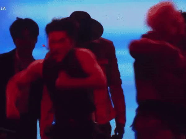 무대랑 본체일 때랑 갭차이 너무 달라 당황스러운 연예인.jpgif | 인스티즈