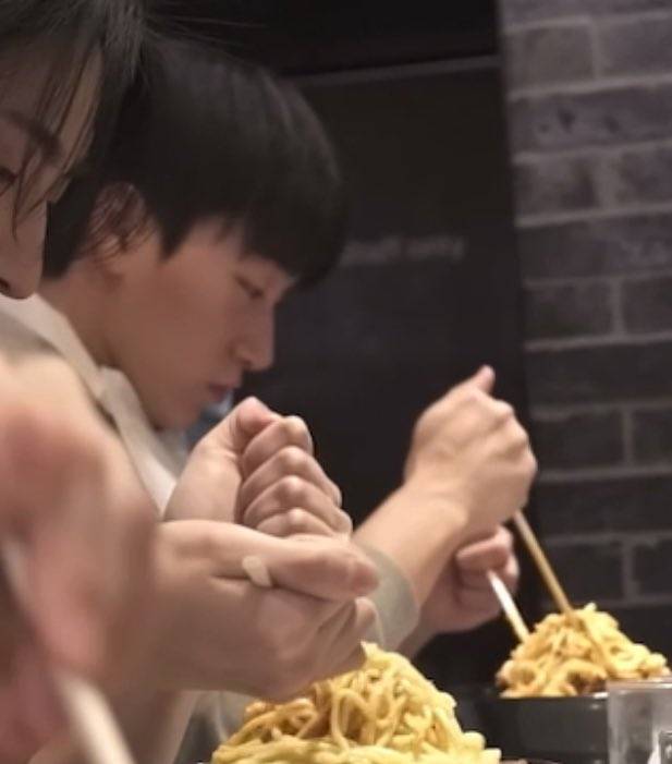 무대랑 본체일 때랑 갭차이 너무 달라 당황스러운 연예인.jpgif | 인스티즈