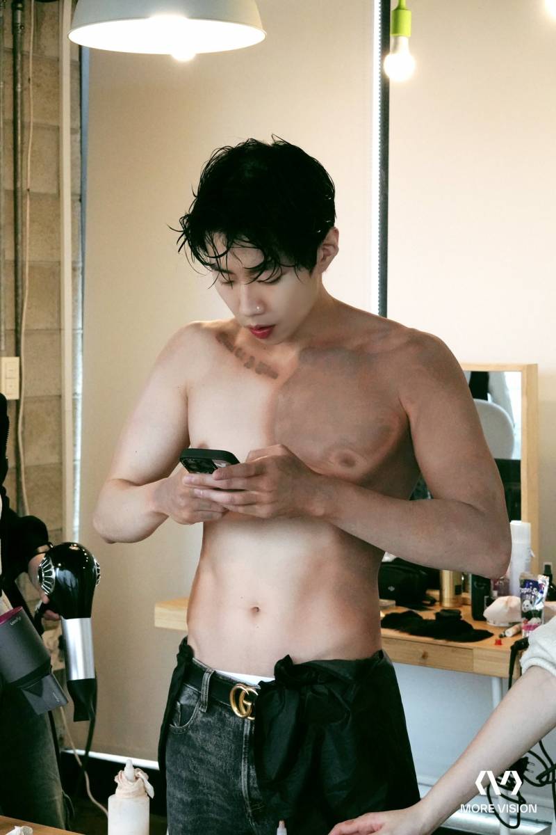 현재 야하다고 난리난 타투 가린 박재범.JPG | 인스티즈