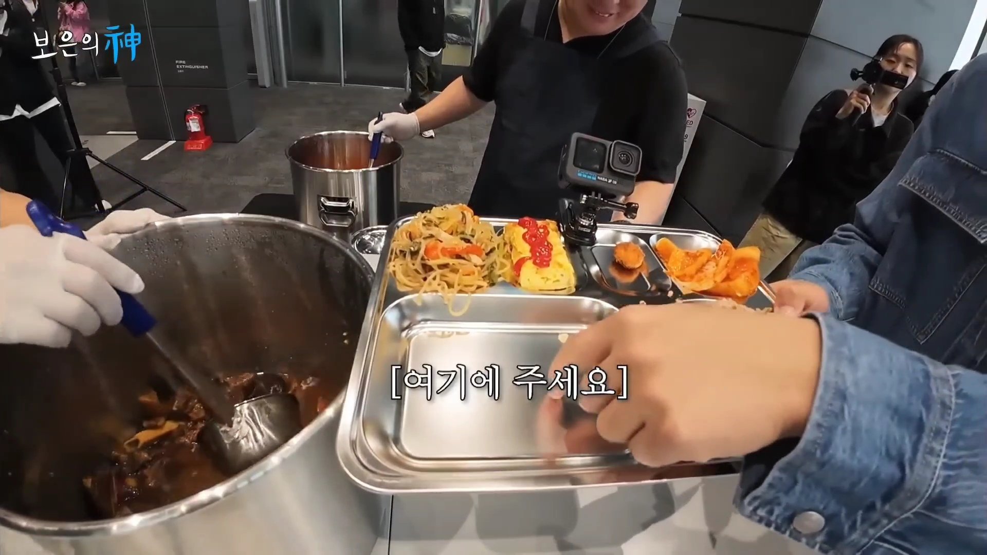 [잡담] 세븐틴 서명호 하필 옆에 맨날 개잘먹는 김민규 있어서 소식가로 오해받는거 너무 웃김 | 인스티즈