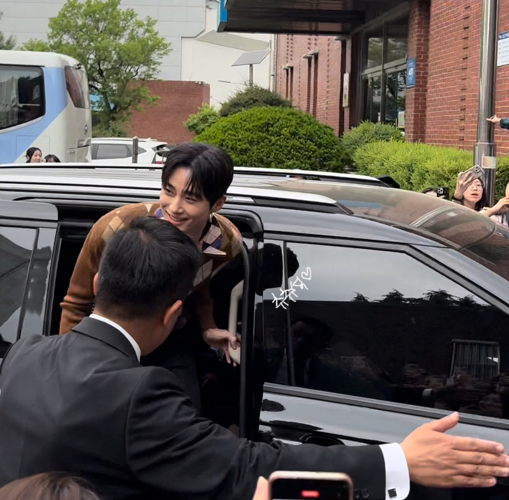 [잡담] 변우석 오늘 옷 잘 어울려... | 인스티즈
