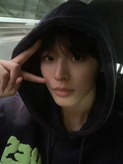 여태껏 이런 캐릭터는 처음 봐 내 세계관은 벌써 엉망 대사 한 줄 없는 등장 씬에 압도되어 버렸어 너랑 마주칠 때마다 어디에서 멜로한 배경음악이 흘러나와 천진난만한 얼굴이 딱 봐도 자기 비중을 모르는 눈치야 | 인스티즈