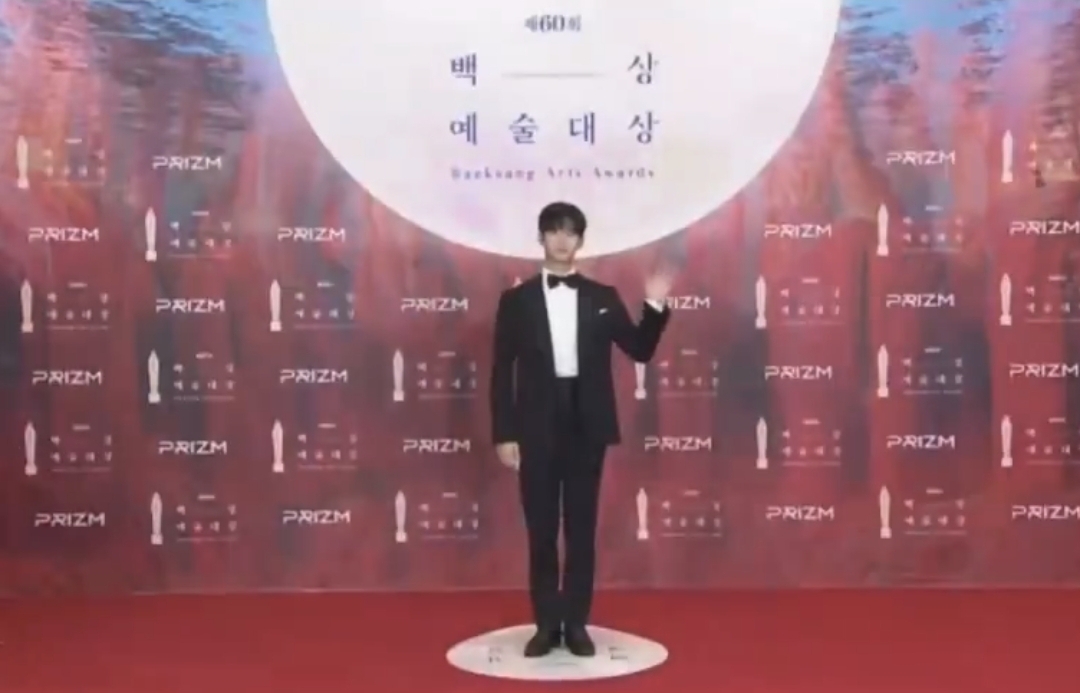 [잡담] 아니 김수현 얼굴 왜케작아 | 인스티즈