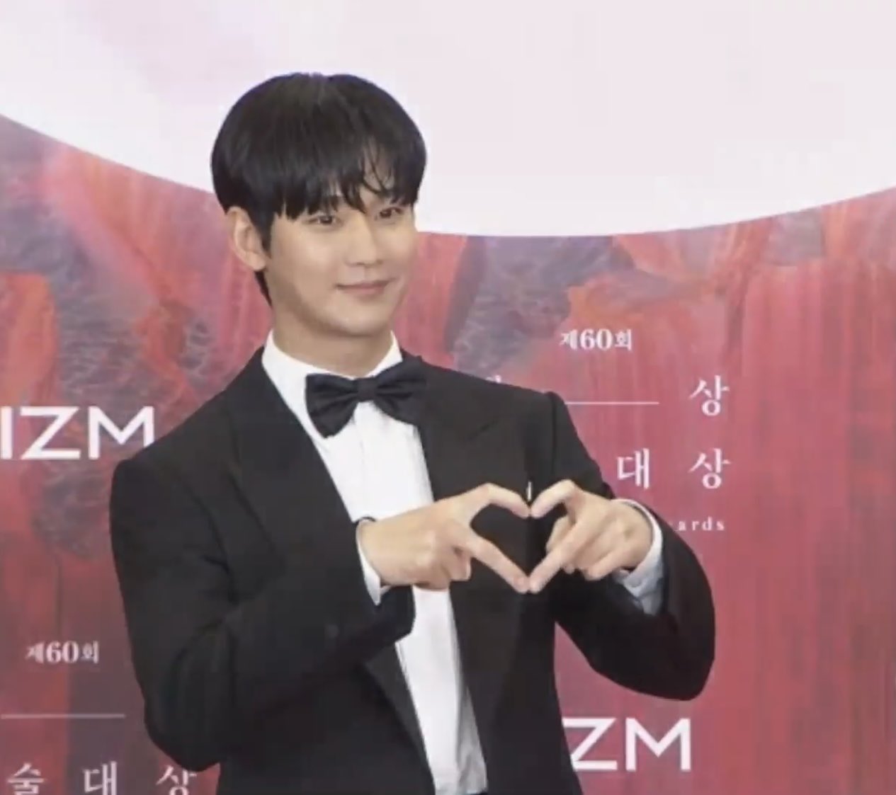 [잡담] 김수현 오늘 머리 나만 예쁜가 | 인스티즈