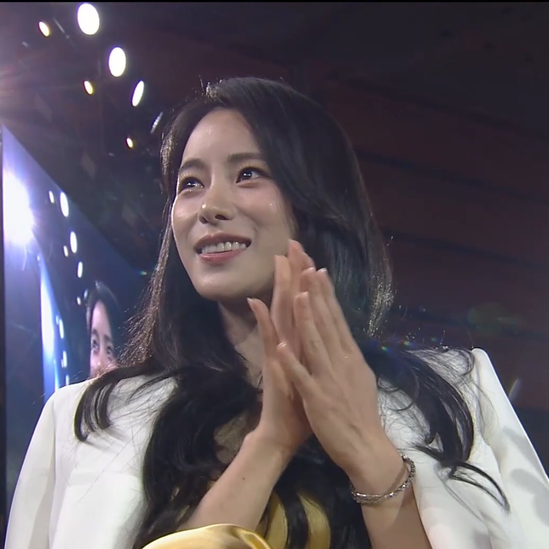 [잡담] 임지연 드레스입고 자켓걸칠때 잡힌짤 진짜이쁘다 | 인스티즈