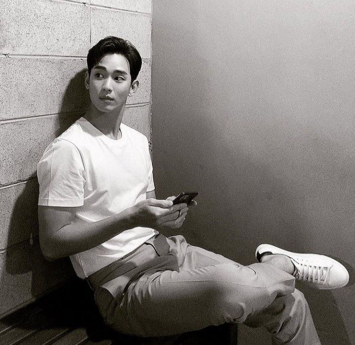 [잡담] 김수현 이거 얼굴크기 줄인거 아니냐고; | 인스티즈