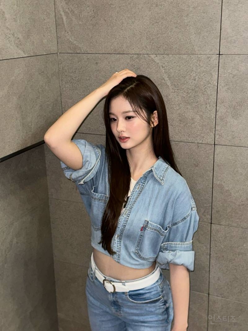 청청패션을 소화한 엔믹스 설윤.. | 인스티즈
