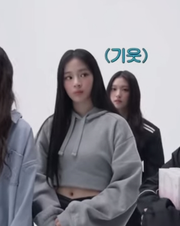 [잡담] 민지 왜 배꼽이 여기있어.....? | 인스티즈