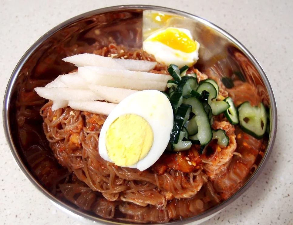 냉면 좋아하는 사람들 사이에서 50 대 50으로 갈린다는 난제 | 인스티즈