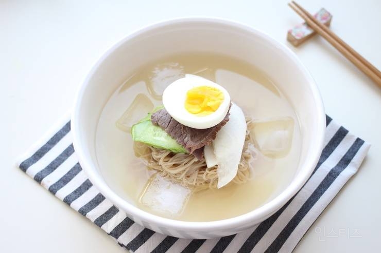 냉면 좋아하는 사람들 사이에서 50 대 50으로 갈린다는 난제 | 인스티즈