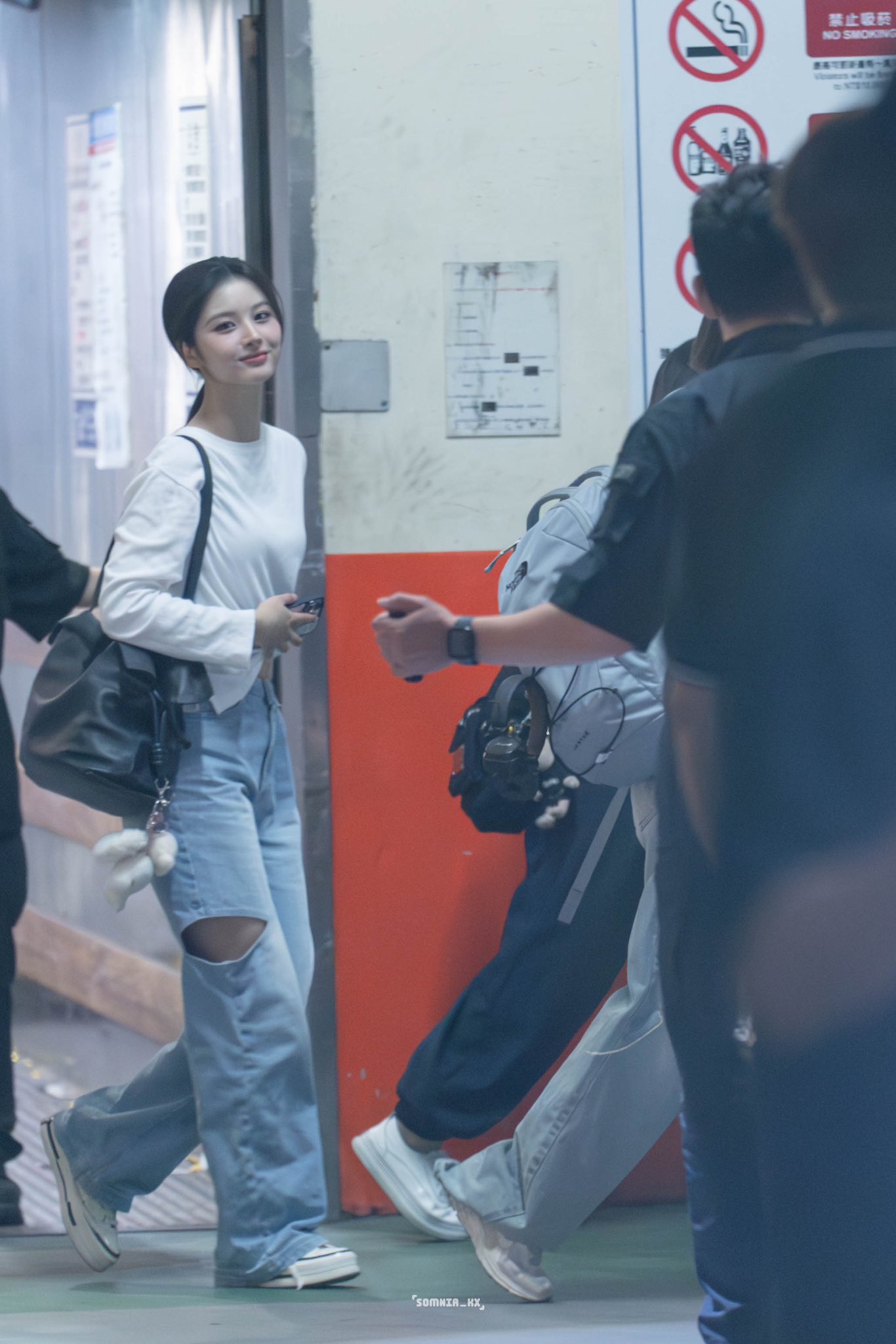 [잡담] 설윤 전신 나온 직찍인데 얼굴 사이즈 겁나 체감됨,,, | 인스티즈