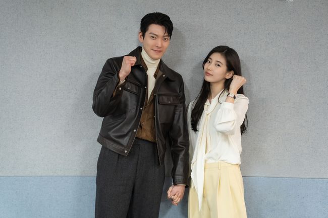 [정보/소식] 김우빈♥︎수지, 손 꼭 잡고 파이팅..7년만의 재회 '다 이루어질지니' 투샷 공개 | 인스티즈