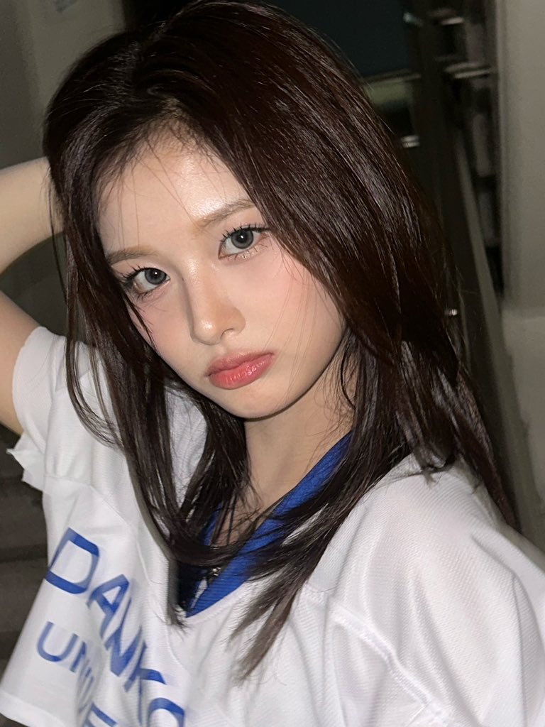 [잡담] 설윤 레이어드컷이라 하나 아무튼 잘 어울린다 | 인스티즈