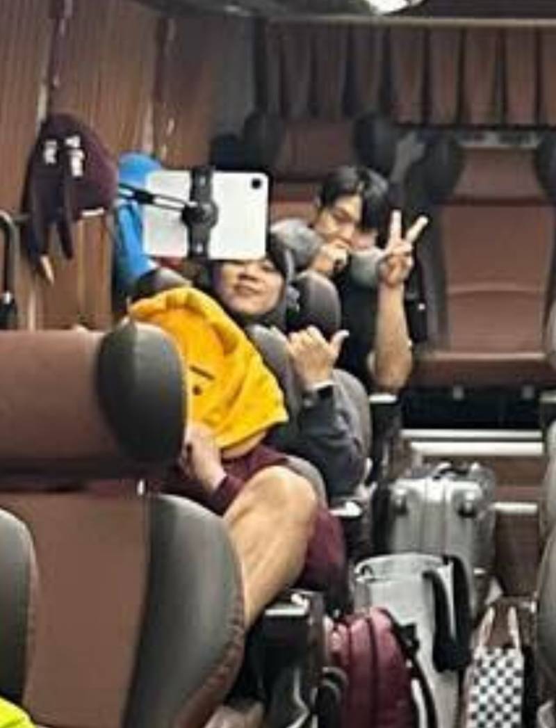 [잡담] 단체사진에서 아이패드 설치한 사람 누구지…? | 인스티즈