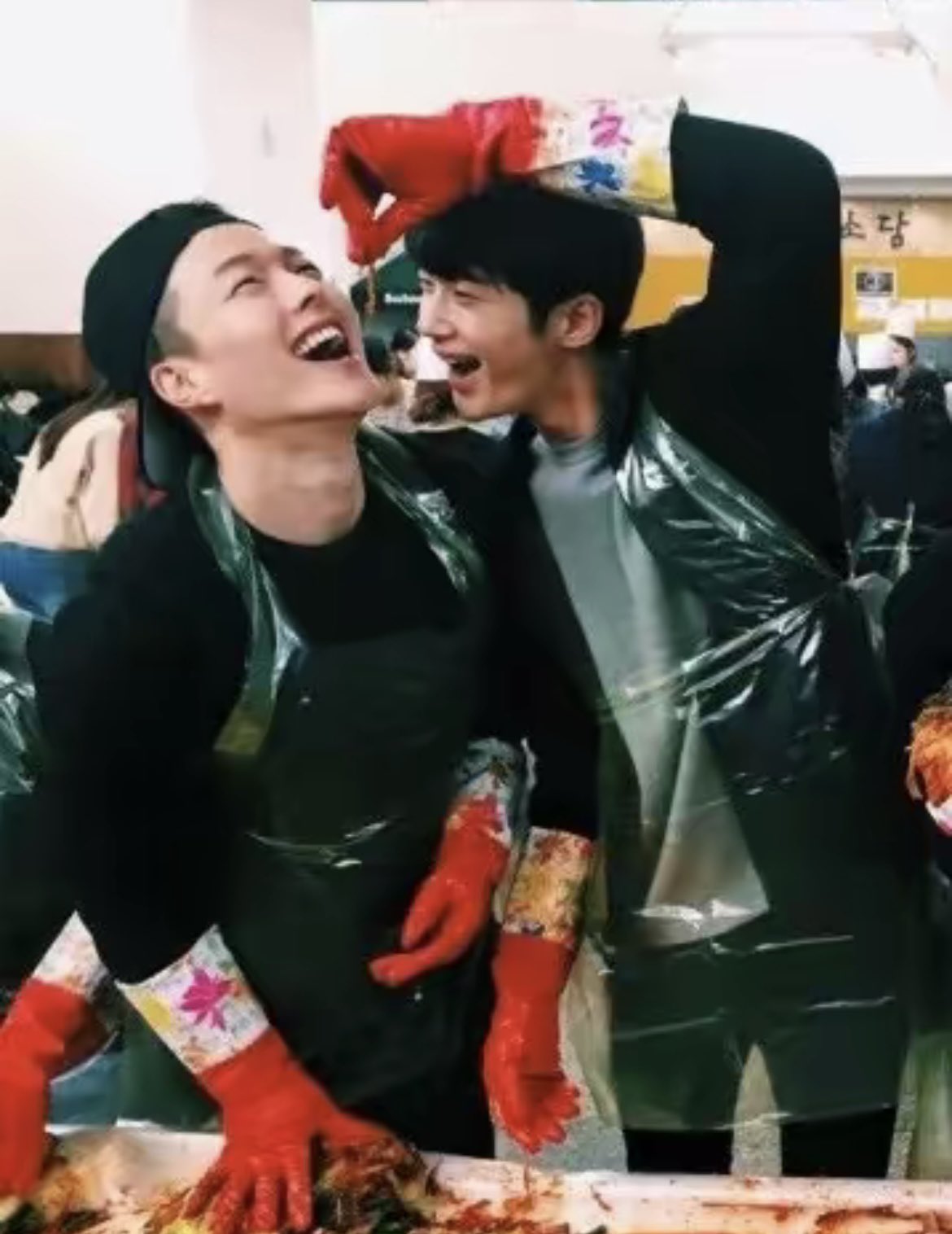 [잡담] 김장 봉사하는 변우석 장기용 넘 귀엽다 ㅋㅋ | 인스티즈