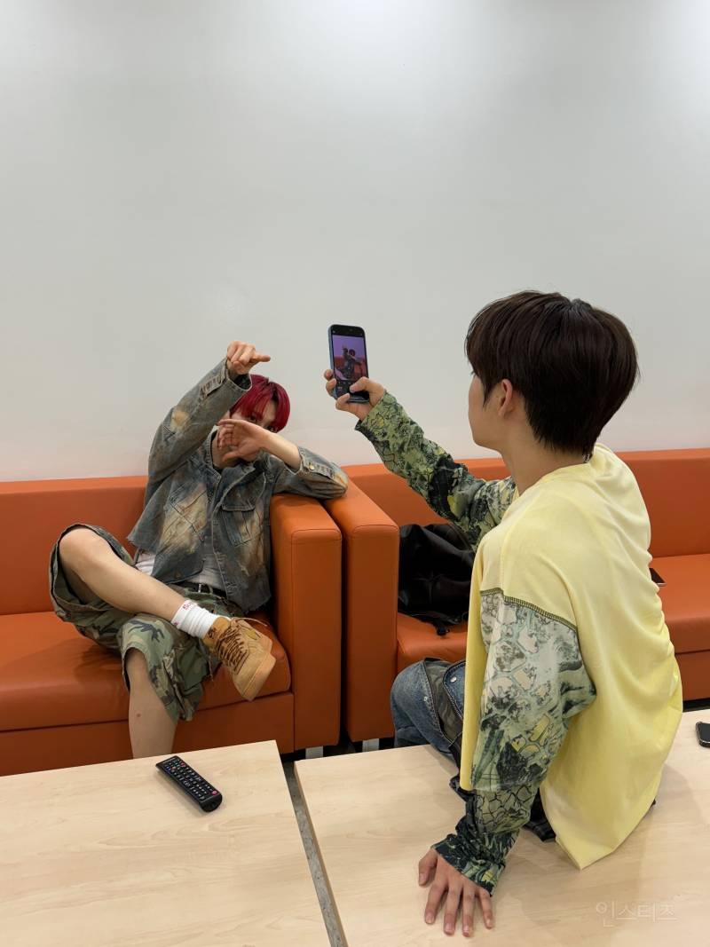 아이돌그룹 새멤버로 합류한 막내가 형들 제치고 짱 먹는 법 | 인스티즈