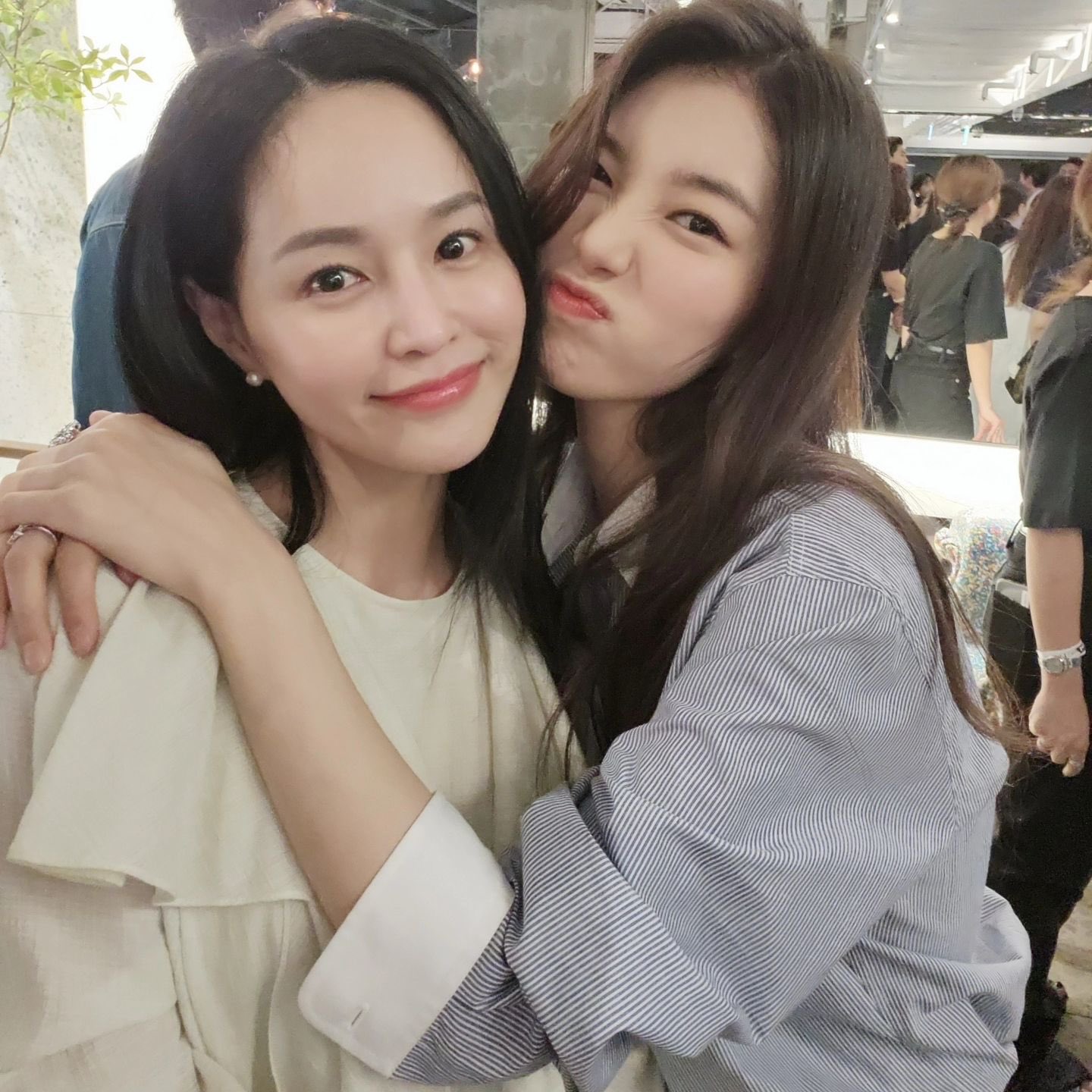 [잡담] 인기글 보고 이영아 배우 인스타 보는데 수지랑 무슨 친분이야? | 인스티즈